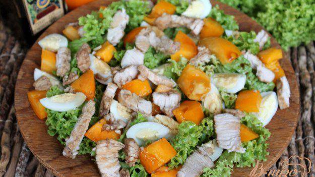 Салат из желтых помидор с индейкой и перепелиными яйцами