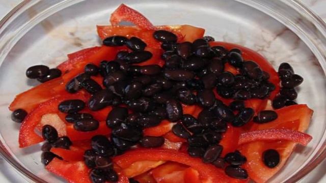 Салат из помидоров с красным луком и фасолью