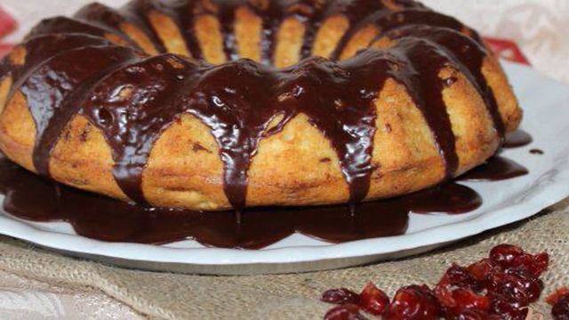 Творожный кекс с вяленой вишней и шоколадом