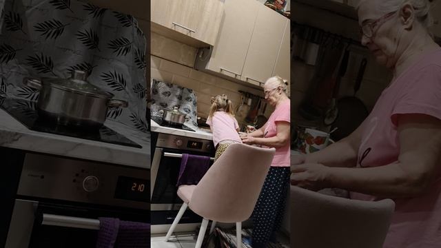 с бабушкой готовлю салат в 3 года 🥰😁.mp4