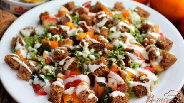 Салат из помидор с плавленным сыром и сухариками