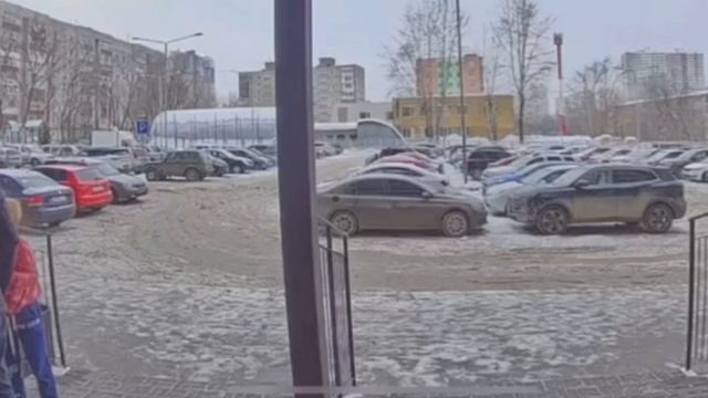 Пьяный отец хотел хотел утопить 9ти летнего сына🤬 он смог вырваться от отца но тот его настиг 🥺