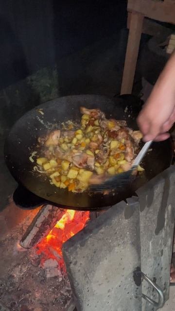 Курица с картошкой и овощами на костре