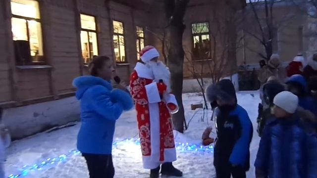 Слет Дедов Морозов и Снегурочек во Владивостоке - хоровод