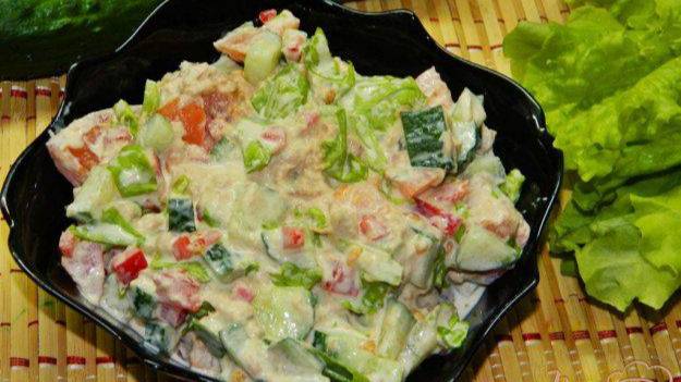 Салат с тунцом и помидорами