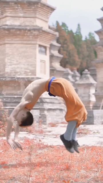 kung fu monk performing,kung fu masters extreme shaolin training