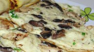 Омлет с шампиньонами и мясом курицы