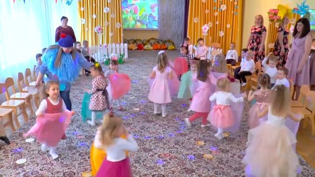 Танок з хустинками для матусі на святі весни (молодша група)