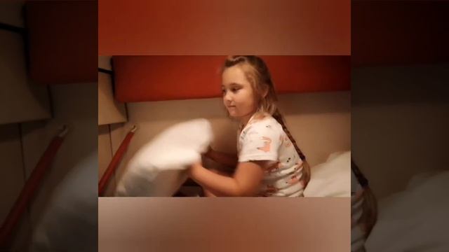 Поездка в поезде! Анджелинка в 1 раз едет в гости к кузену!