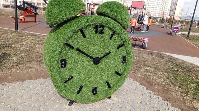 Топиарные фигуры часы из искусственной травы