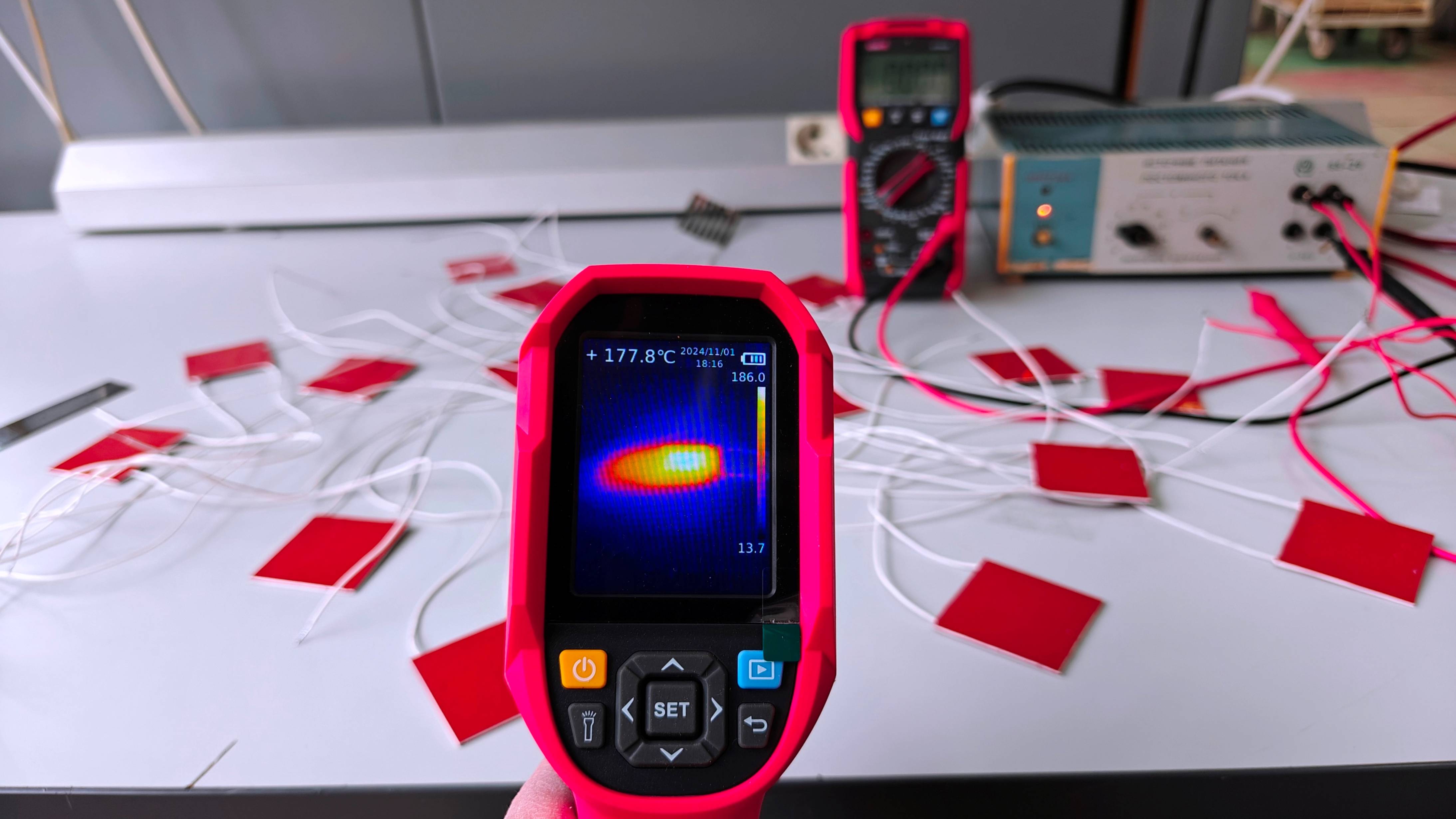 Силиконовый нагреватель 50х50 мм 24 В 15 Вт 210°С.