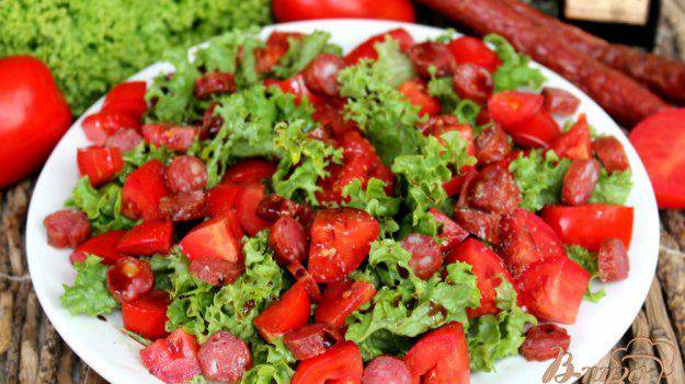 Зеленый салат с помидорами и охотничьими колбасками