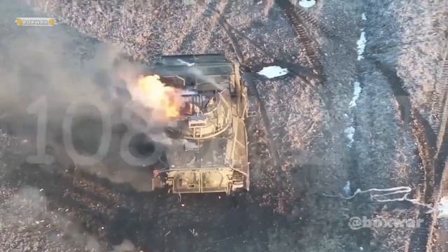 Украинскую БМП-2 атаковали дроном на оптоволокне и потом добили.