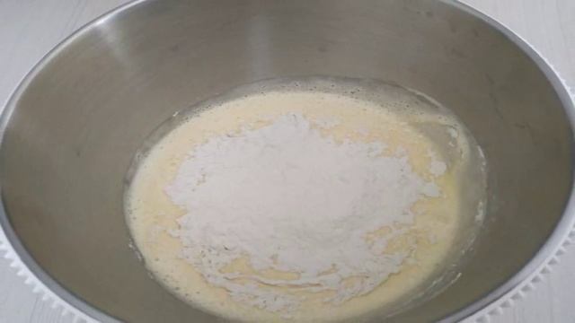 Шарлотка с грушей и с изюмом