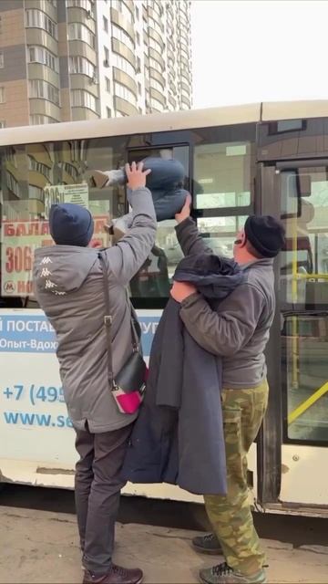 🚐Девушка пролезла в форточку автобуса, чтобы открыть заблокированные двери🚐