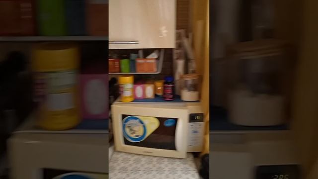 На обед фрикадельки с перцем и овощами.