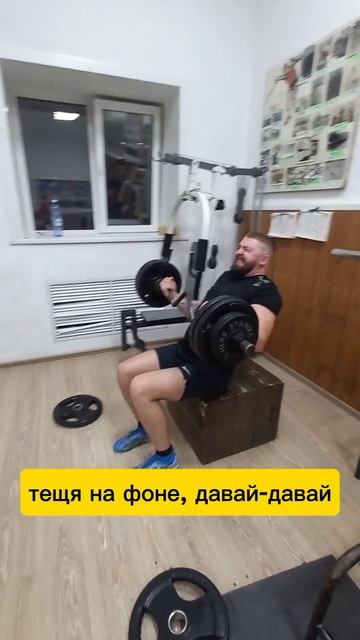 спустя год, поднял жену на руки