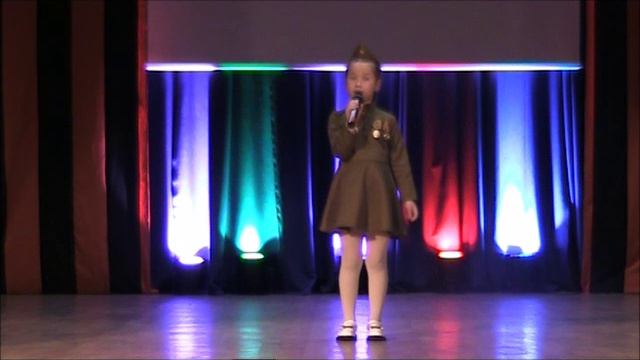 Страхова Арина 7 лет  день победы