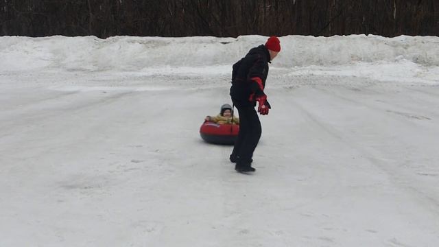 Даша кружится на тюбе в парке развлечения "Лавина" г. Днепра - amusement park "Avalanche", Dnipr