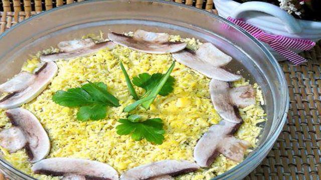 Салат из сыра, грибов и яиц
