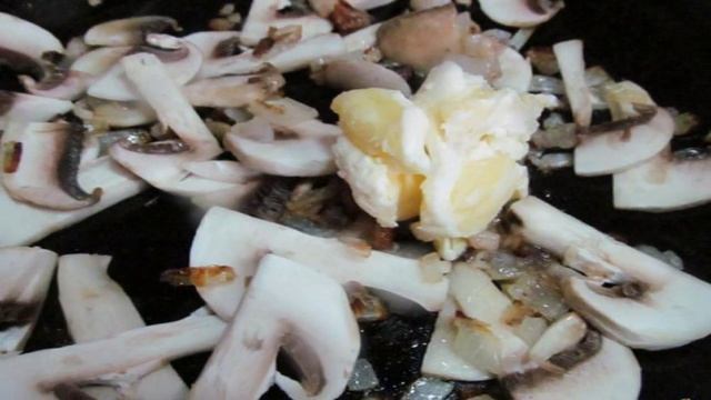 Бутерброд с грибным соусом и копченной грудинки