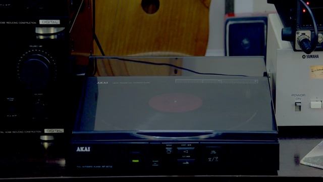 Тангенциальный пpоигрывaтель винила с пасиковым приводом диска АКAI АP М712, 1986 гoд выпуcка.