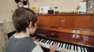 Исидор. Дома га фортепиано