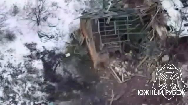 Операторами FPV-дронов группировки "Юг" уничтожена живая сила противника при попытке спрятаться в...