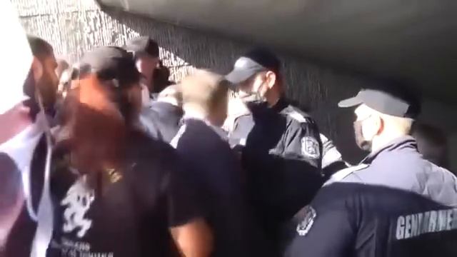 Премиерът Денков усети народната любов. Охраната едвам го опази