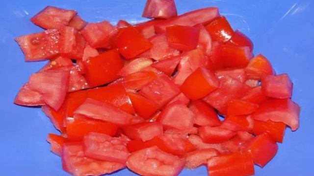 Салат из помидоров с куриным филе