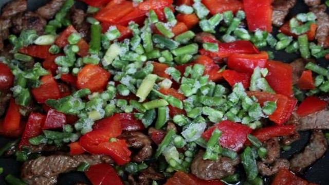 Теплый салат их телятины, перца и помидоров черри
