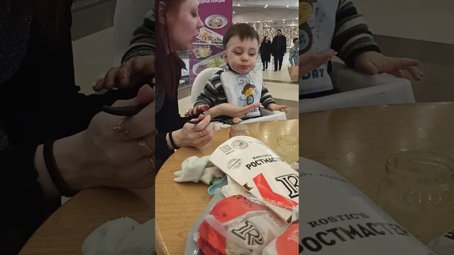 Сынок с мамой пробует всякие вкусности