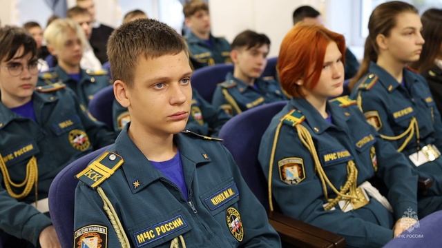 Ко Всемирному дню гражданской обороны севастопольские сотрудники МЧС провели уроки безопасности