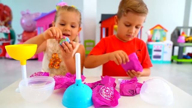 Диана и Рома Diana and Roma - hidden toys and surprises