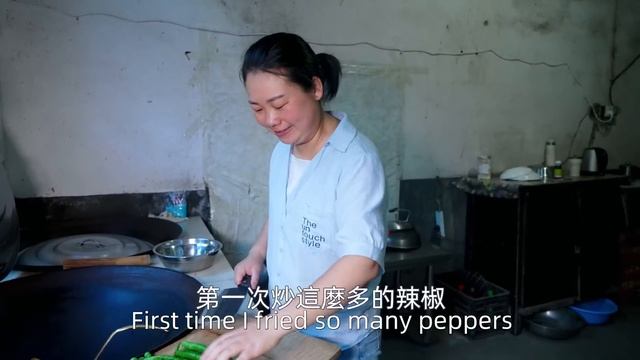 小辣椒長勢喜人，媳婦卻很自責，聽聽她怎麼說 | My chili is beautiful! And I'm not happy about it! Why?