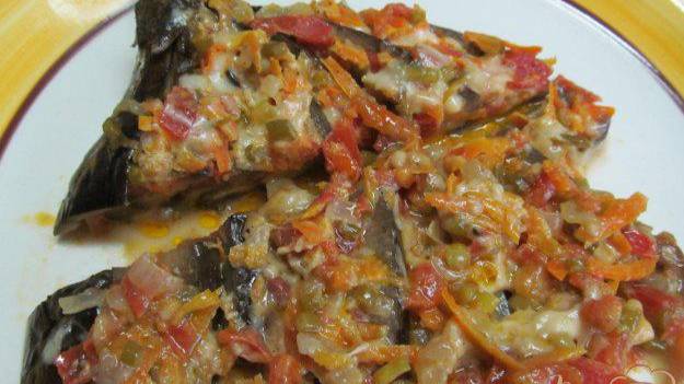 Фаршированный баклажан сыром и помидором
