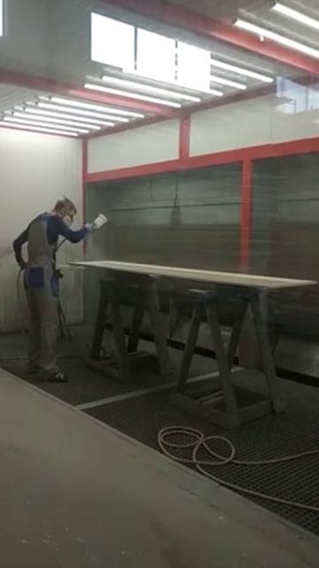 Работа в покрасочной камере Фасад Люкс
