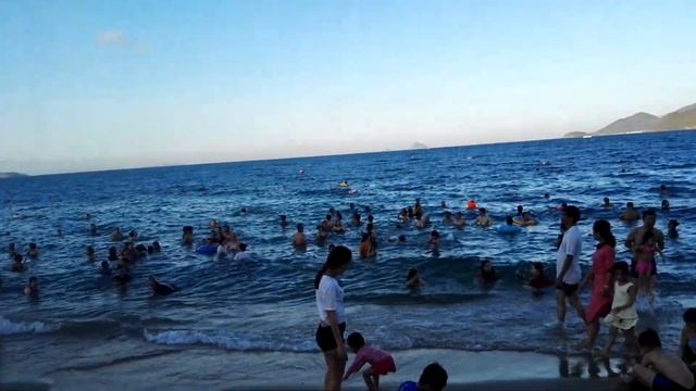 22 июня. Во Вьетнаме празднуют летний ТЕТ, по поверью, всем надо плавать, вода уносит все плохое.