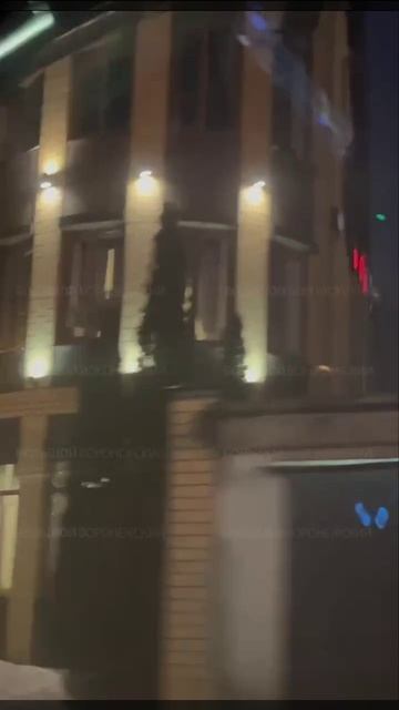 КРОВЛЯ В ОГНЕ: кадры с места произошедшего пожара по улице Краснознаменная. 🔥