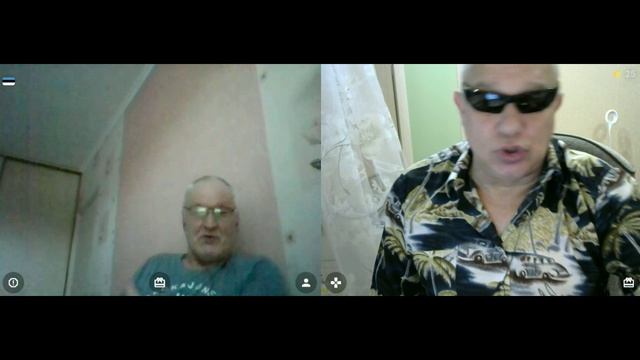 Одним поп корн, вторым долги, ну а третьим Славу.