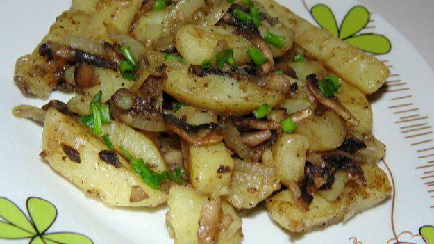 Жареный картофель с шампиньонами и луком