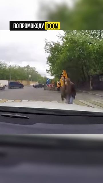 Наезд на даму закончился травмой водителя