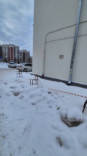 Инновационное ограждение от падения снега с крыши, применяется в САФУ