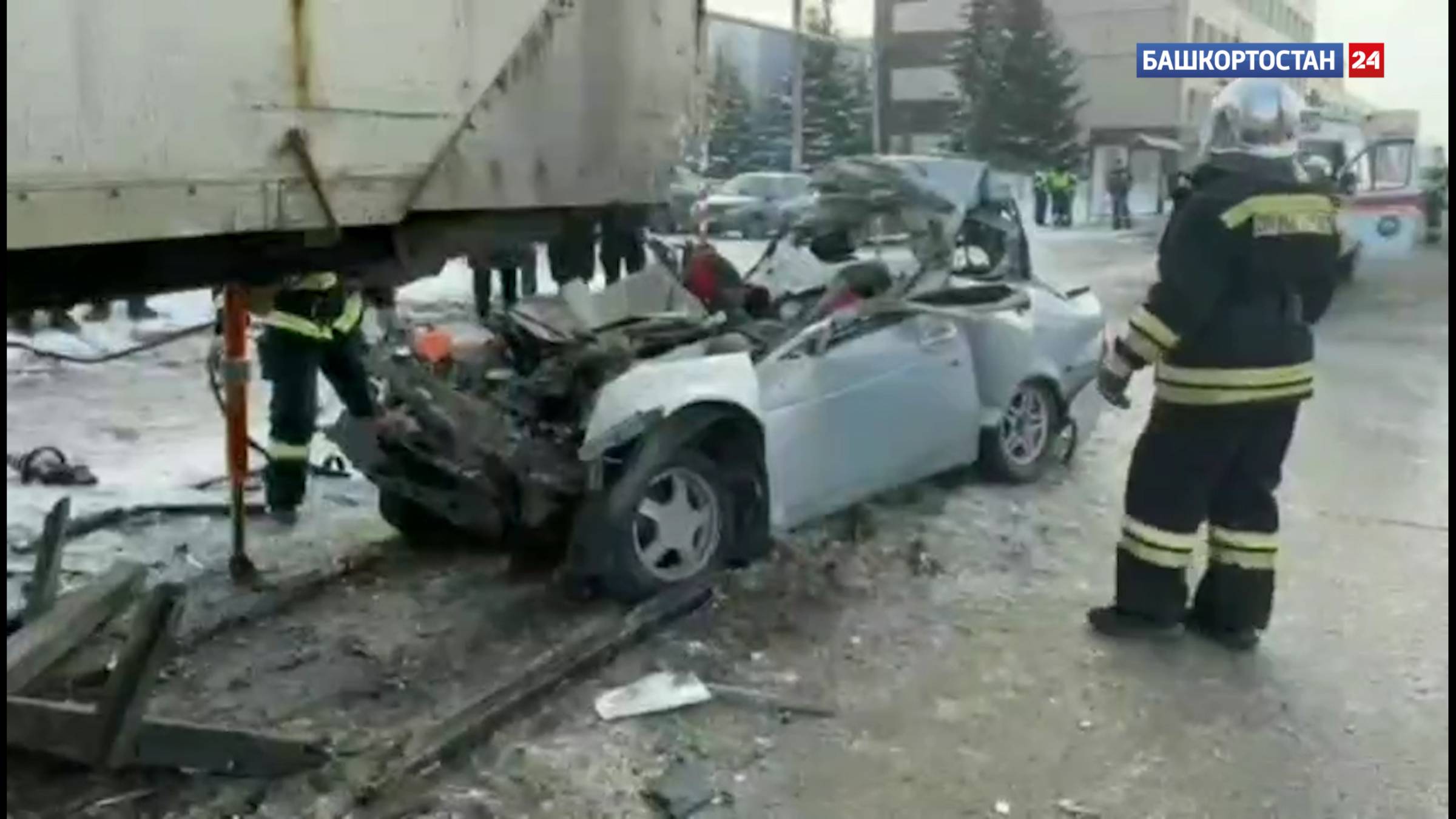 Спасатели опубликовали видео с места смертельной аварии в Уфе, где водитель влетел под фуру