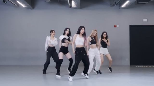 ITZY (있지) - 'SNEAKERS' dance practice