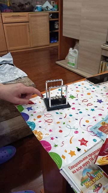 котик играет с маятником. )
