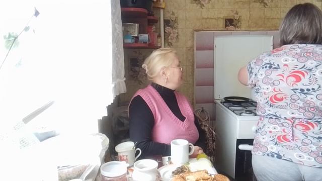 Мукбанг с Маисой. В гости на масленицу пришла Маиса, я угощаю блинами и перепечами!