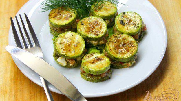 Закусочные кабачки с фетой и помидорами