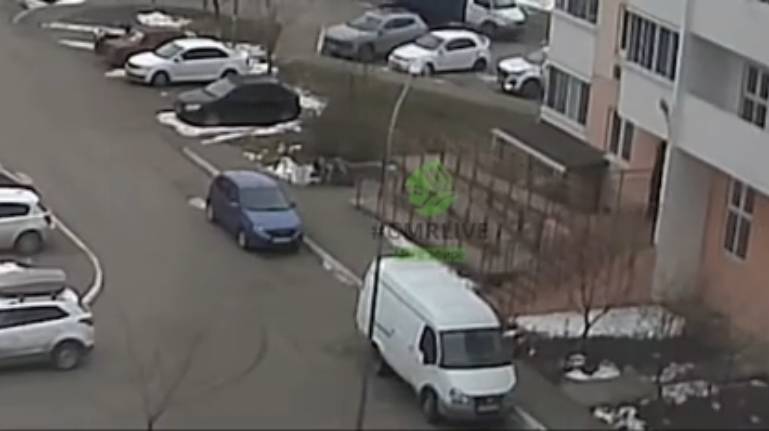 В Краснодаре люди обнаружили на лавочке мёртвого мигранта !!!