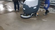 Поломоечная машина для работы в сервисной зоне автосалона.